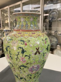 Un vase en porcelaine de Chine famille rose &agrave; fond de couleur vert lime, marque de Qianlong, 19/20&egrave;me